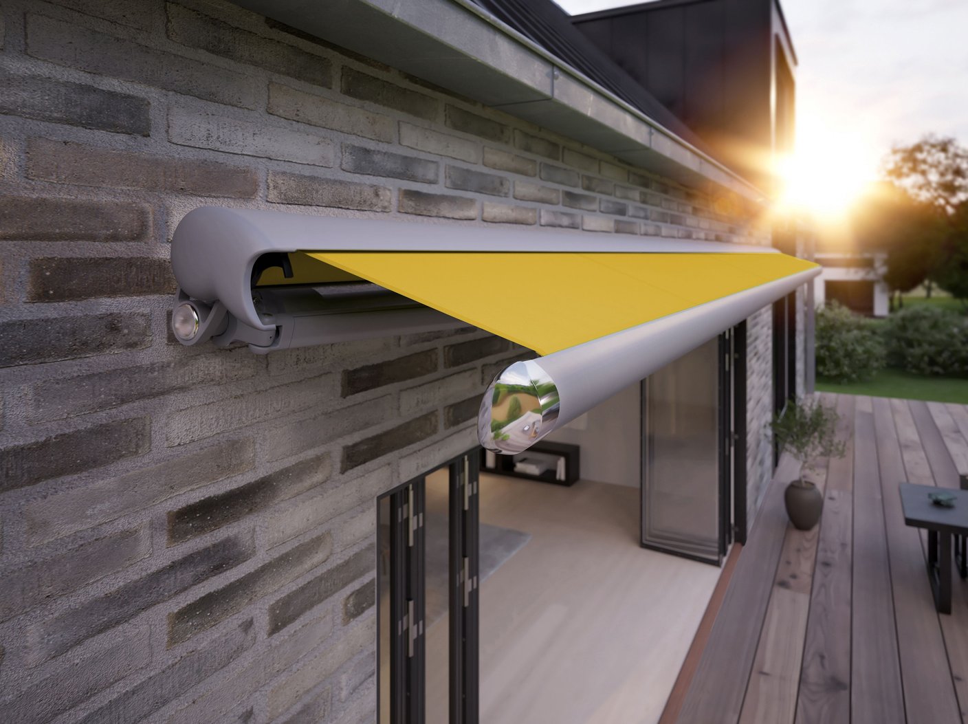 Wandmontage markilux 1600 an Klinkerfassade – halboffene Kassette mit gelbem Tuch
