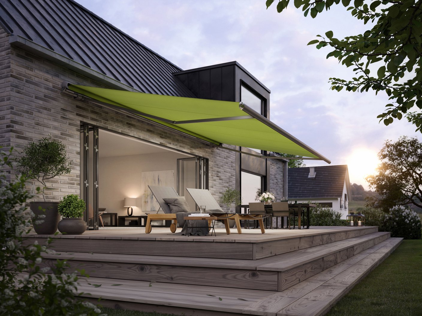 Halbkassettenmarkise markilux 1600 mit grünem Tuch über einer Holzterrasse am Einfamilienhaus, Abendstimmung