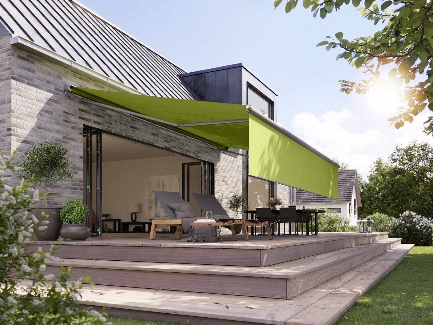 Markilux 1600 Halbkassettenmarkise mit ausgefahrenem Schattenplus an einem modernen Klinkerhaus – Seitenansicht bei Tageslicht