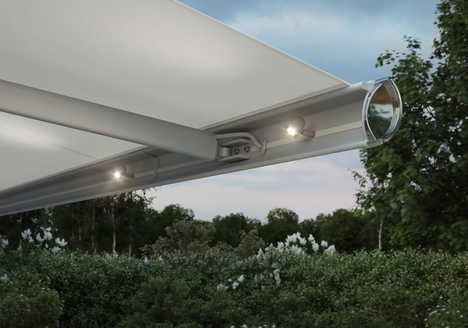 LED-Spots im Ausfallprofil der markilux 6000, eingeschaltet bei Dämmerung, Untersicht des hellen Tuchs