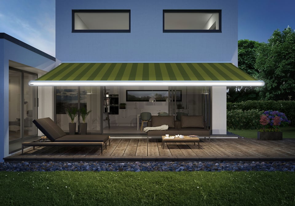 LED-Ambientebeleuchtung der markilux MX-1 compact: leuchtende Sichtblende über der Terrasse bei Dämmerung