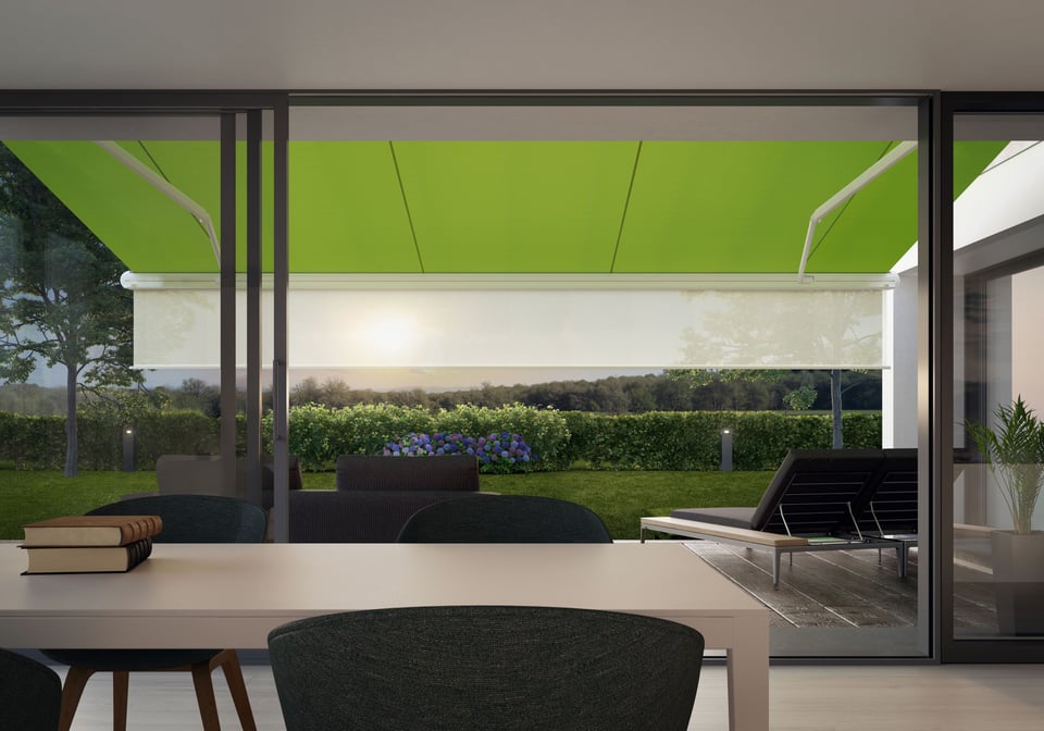 Schattenplus der markilux MX-1 compact als vertikaler Blendschutz vor tiefstehender Sonne, Blick von innen