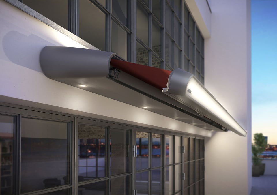 LED-Spots in der Kassette der markilux MX-1 compact beleuchten Fassade und Fensterfront am Abend