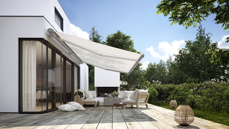 Kassettenmarkise markilux 6000 mit hellem Tuch und Anthrazit-Gestell, ausgefahren über einer Holzterrasse