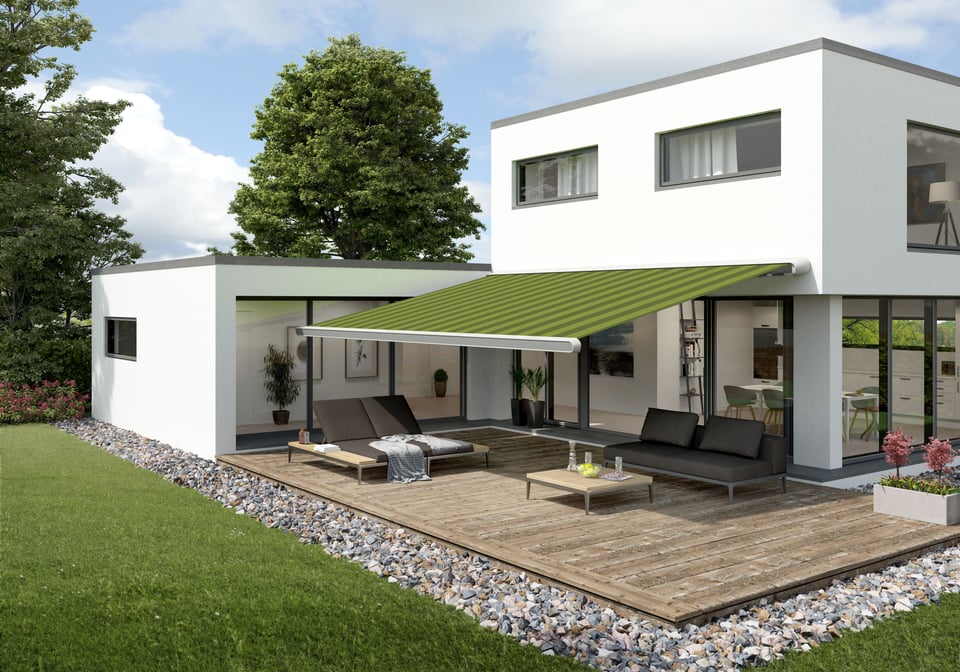 Vollkassettenmarkise markilux MX-1 compact mit grün gestreiftem Tuch an modernem Flachdachhaus